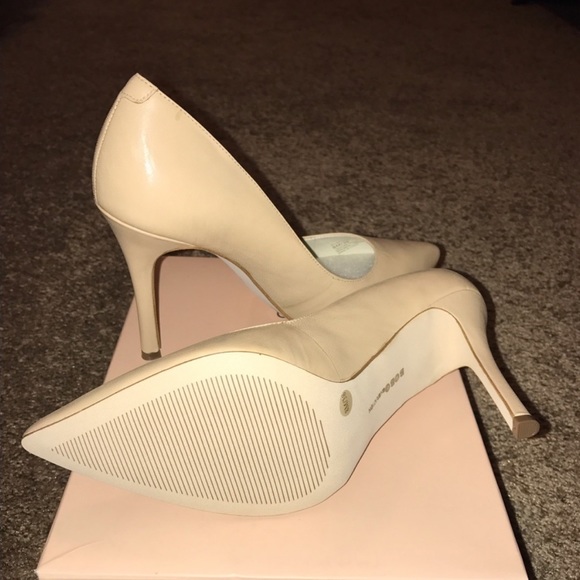 BRAND NEW IN BOX!! BCBGeneration (Treasure) Nude, 4” Closed-Toe Heels - Picture 3 of 3